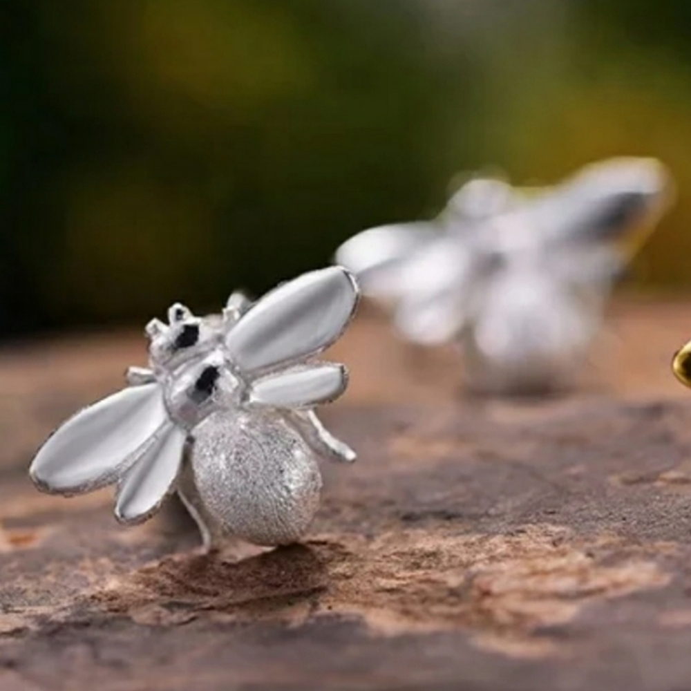 💟💕Sterling silver honeybee stud earrings